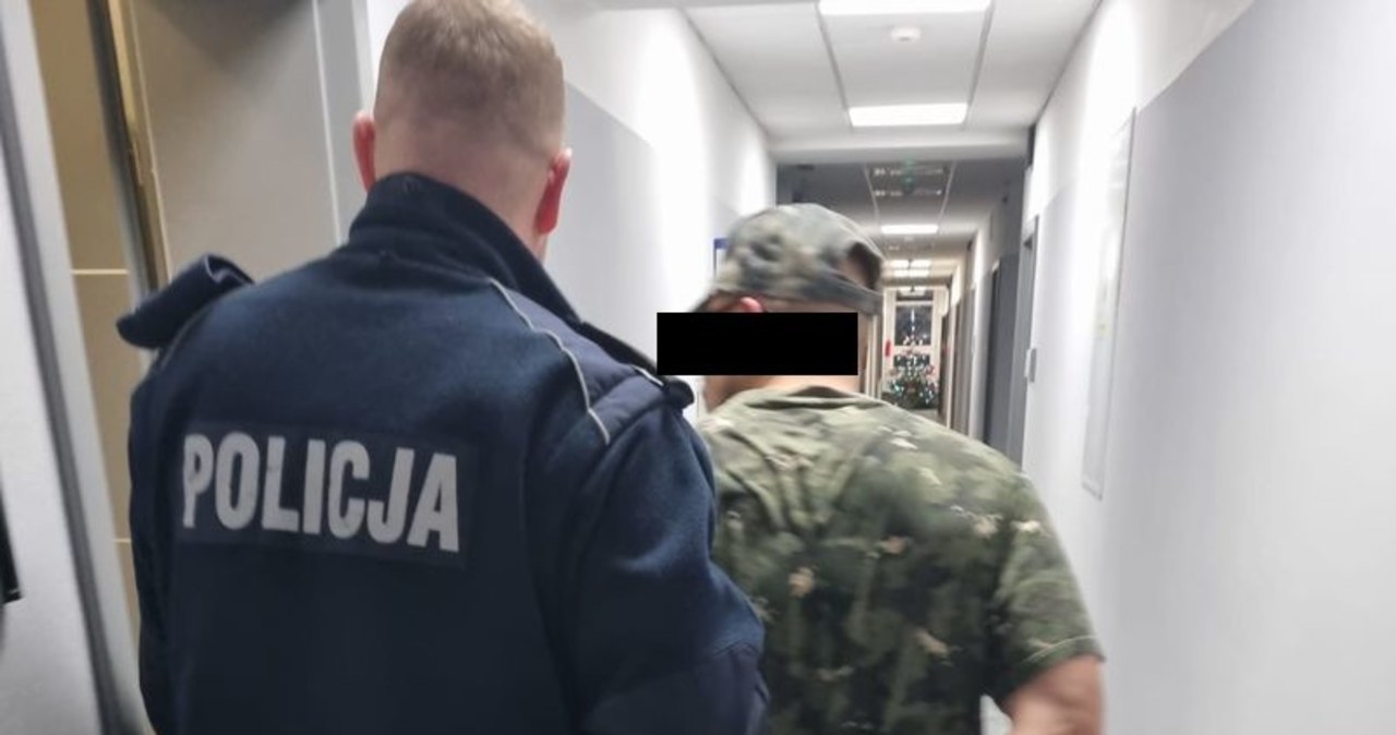 Młotkiem i kamieniami wybił szybę w komendzie