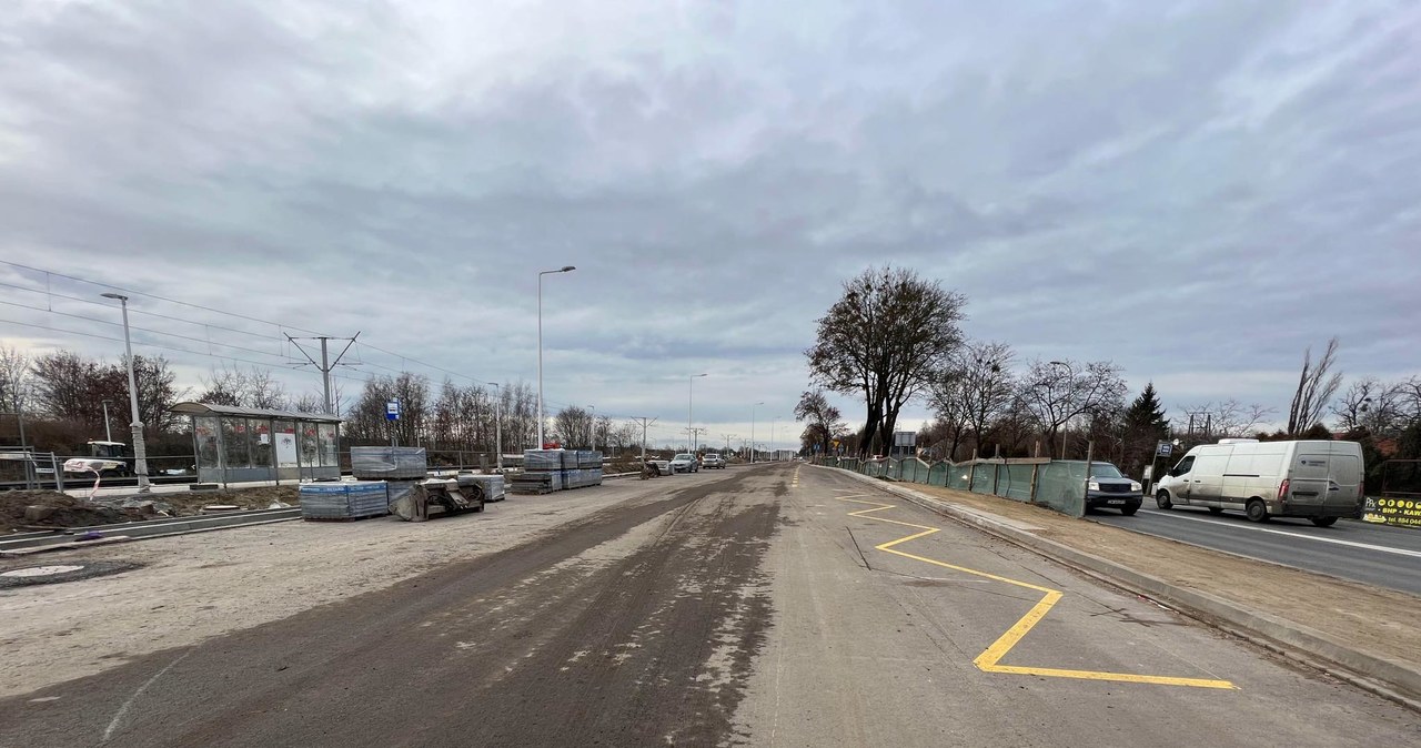 Zmiany na ul. Kosmonautów we Wrocławiu. Kierowcy pojadą nową jezdnią