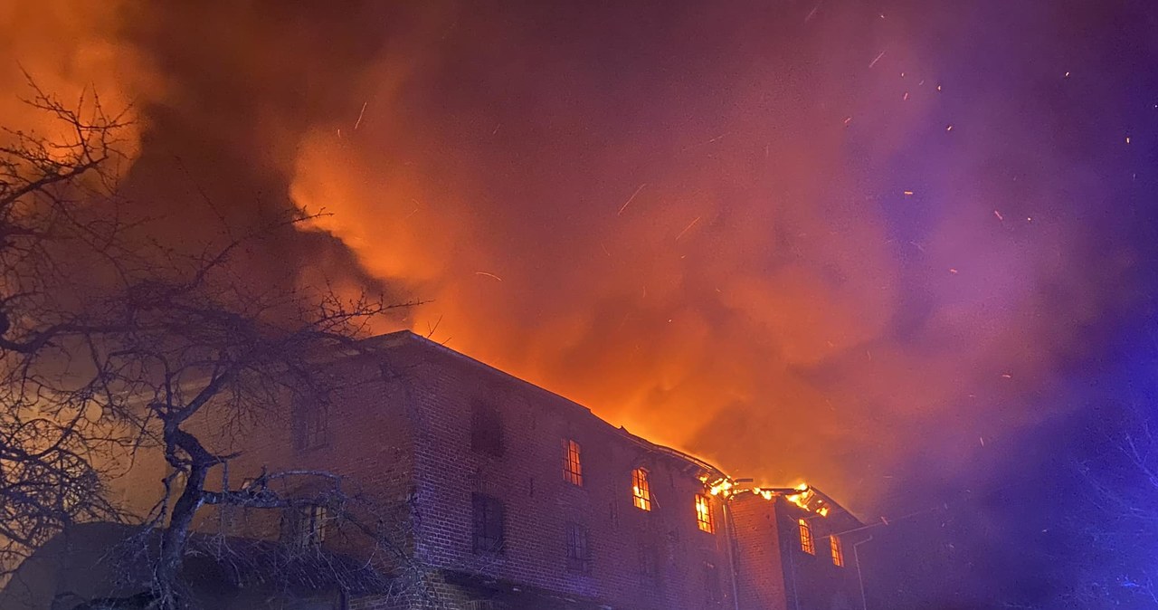 Zachodniopomorskie: Duży pożar budynku dawnej gorzelni w Trzyniku