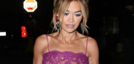 Rita Ora robi nowy tatuaż. Przy okazji chwali się płaskim brzuchem