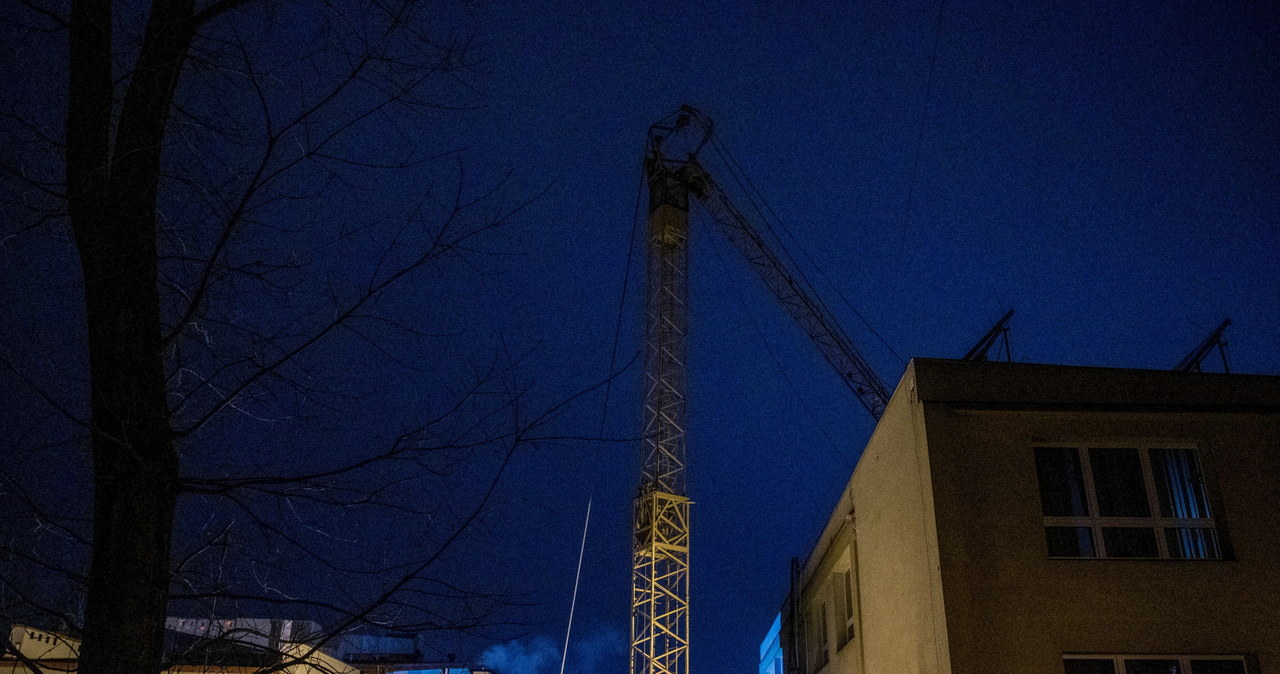 Na szkołę w Wieliczce przewróciło się ramię dźwigu. Jedna osoba ranna