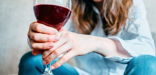 Tak alkohol zmienia wygląd twarzy. Zmiany widać już kolejnego dnia po piciu