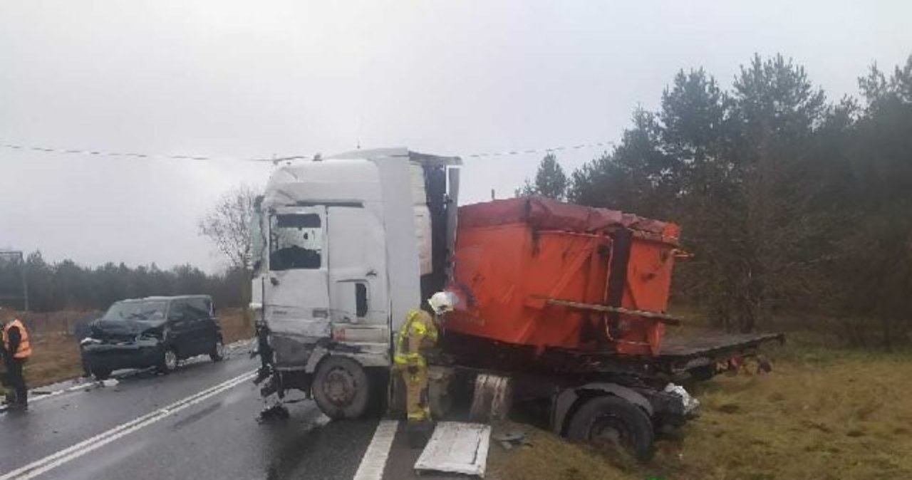 Zderzenie pięciu samochodów w Świętokrzyskiem. Cztery osoby ranne