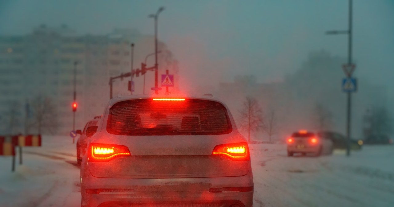 Oblodzone drogi i śnieżyce. IMGW ostrzega