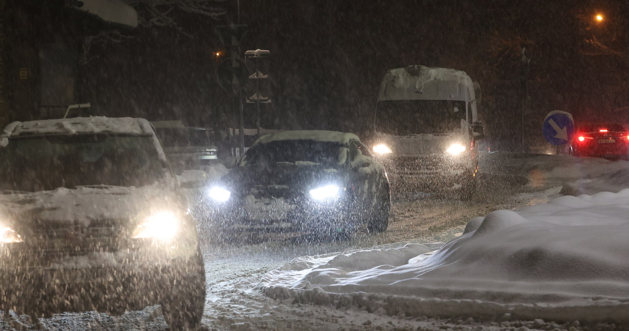 Intensywne opady śniegu. Utrudnienia na zakopiance