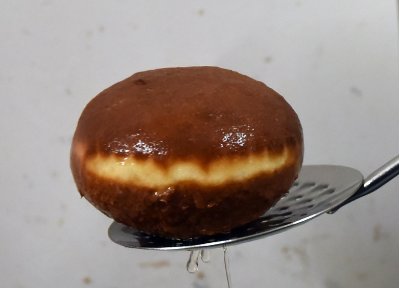 Najprostszy przepis na pączki! Usmażysz je przy pomocy dwóch łyżek