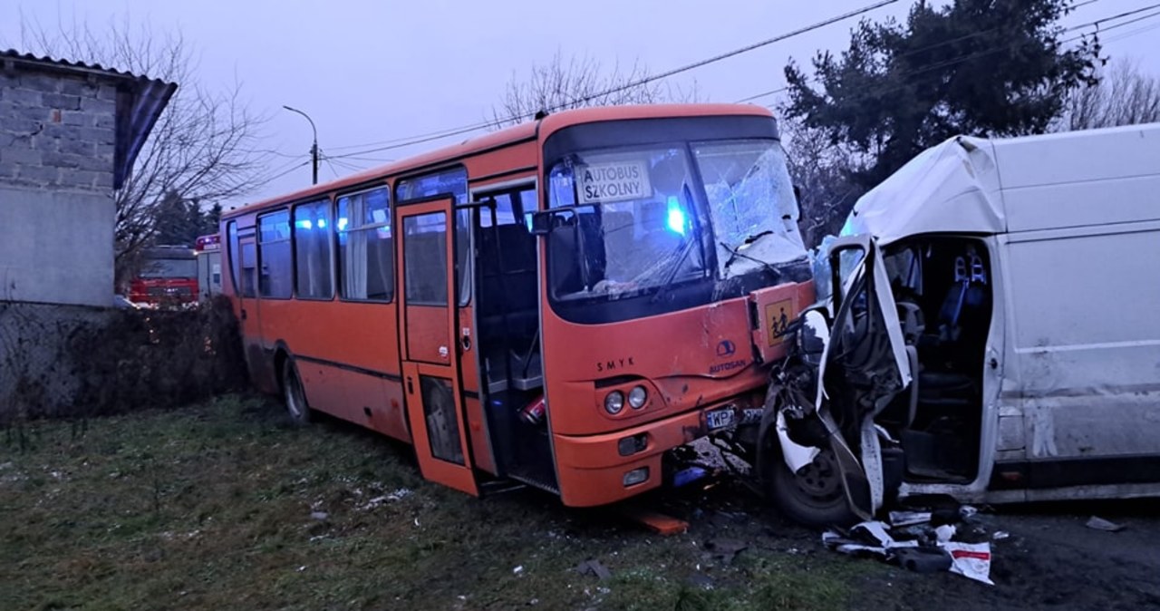 Zderzenie szkolnego busa z autem dostawczym. Są ranni