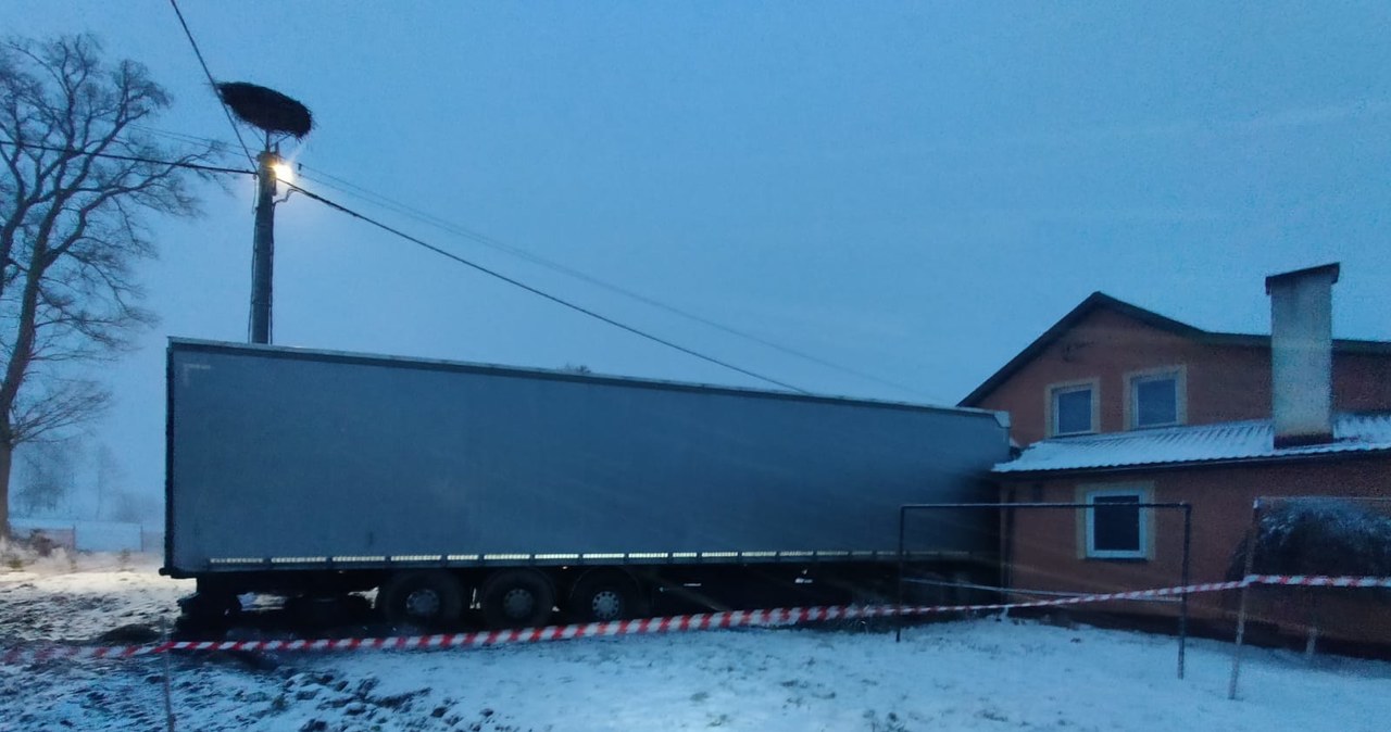 TIR wbił się w dom. Trudne warunki na drogach Warmii i Mazur