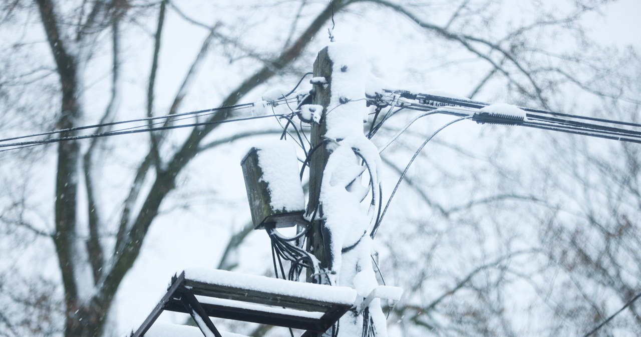 Śnieg zerwał linie energetyczne. Tylko rano 108 tys. odbiorców bez prądu