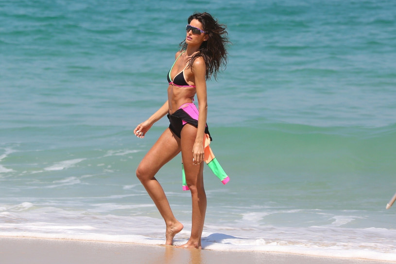 Izabel Goulart na gorących fotkach. Ale kształty!