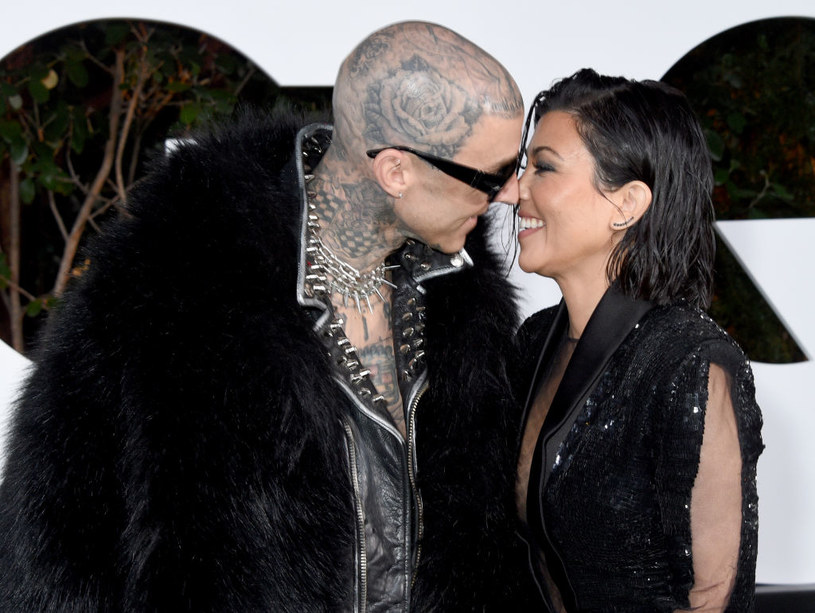 Travis Barker zrobił kolejny tatuaż dla Kourtney Kardashian. Internauci zwrócili uwagę na jeden szczegół