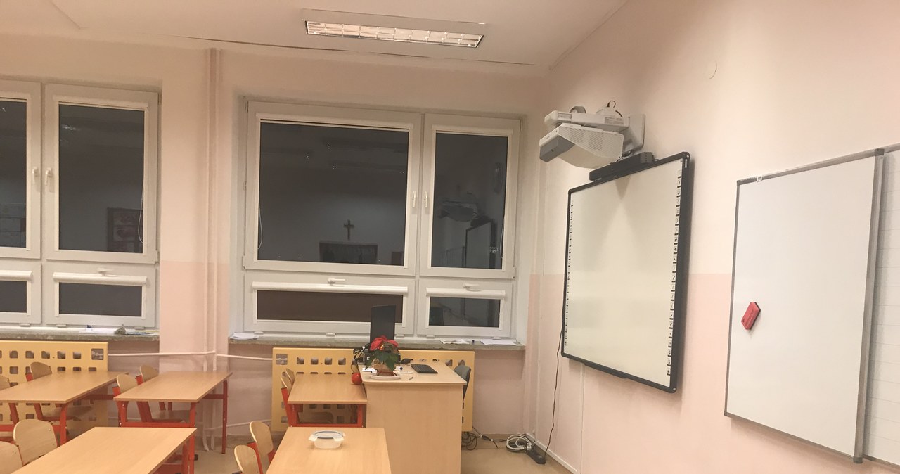 ​Skończą szkołę w wieku 17 lat. To niezgodne z konstytucją