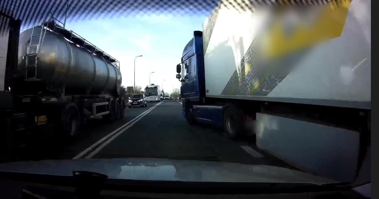 Agresja na drodze. Kierowca TIRa wymusił pierwszeństwo, celowo utrudniał jazdę innym
