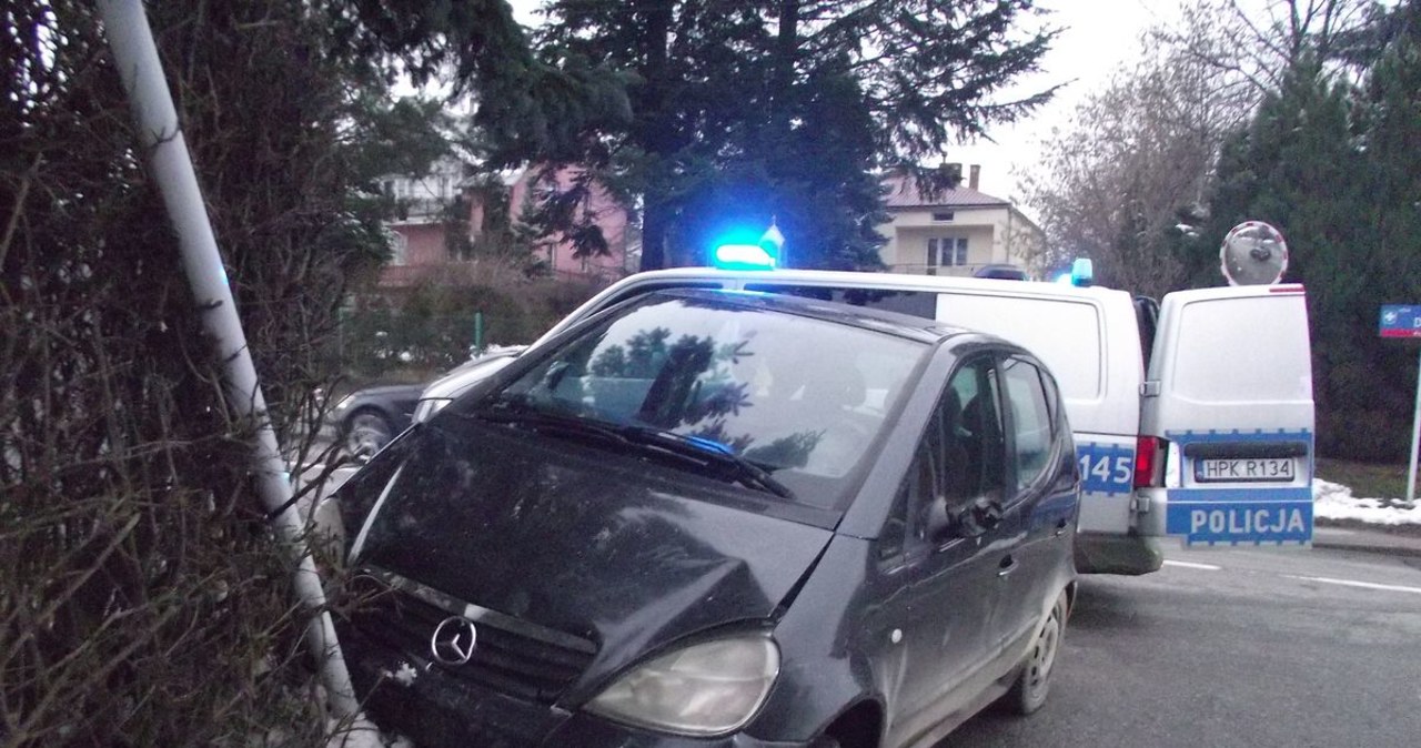 Jechał pijany, bez prawa jazdy i uderzył w radiowóz