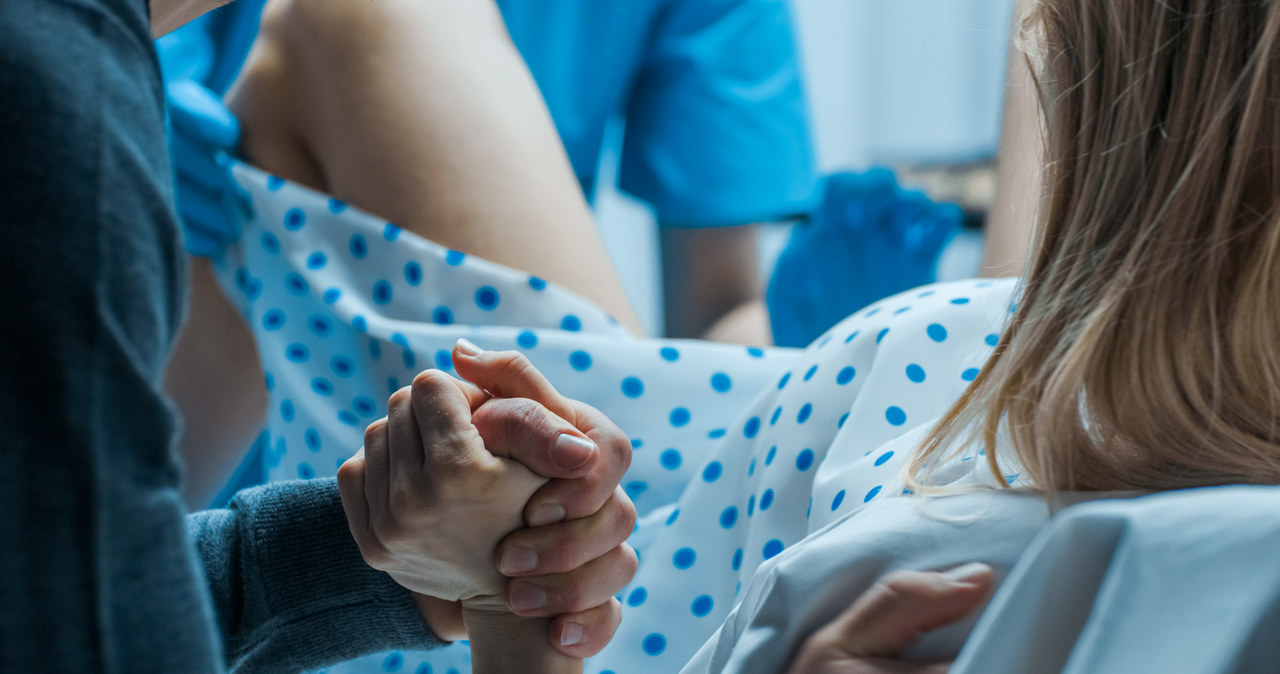 Kobieta zasnęła po porodzie. Udusiła ciałem swoje dziecko