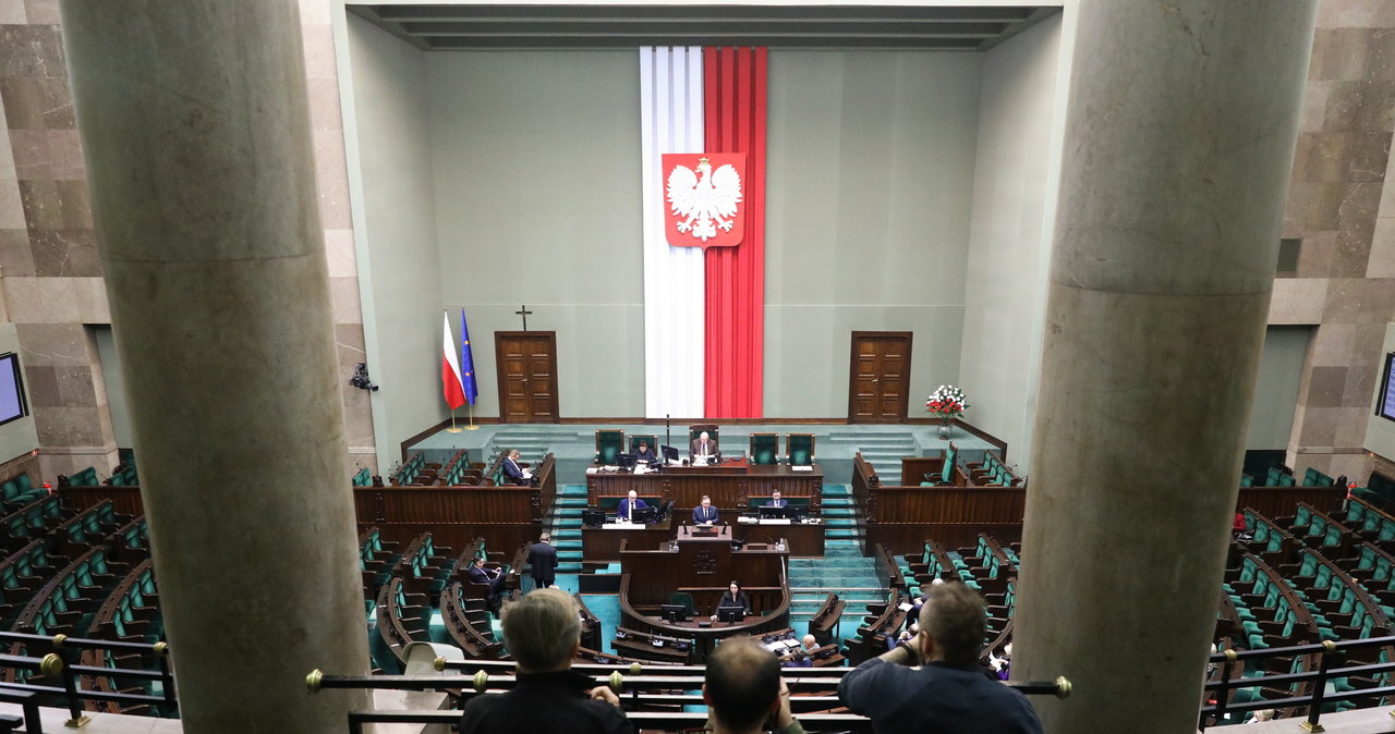 Pięcioro zastępców szefa zbędnej komisji