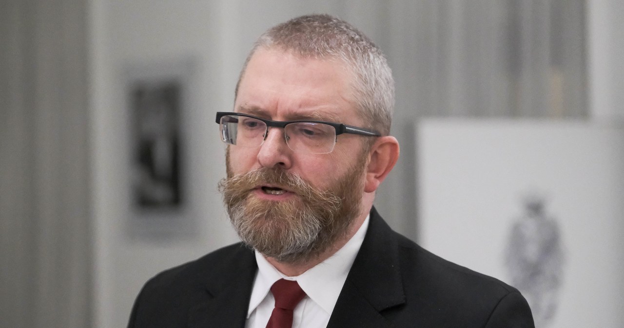 Incydent z Grzegorzem Braunem w sądzie. Wyrzucił choinkę na śmietnik