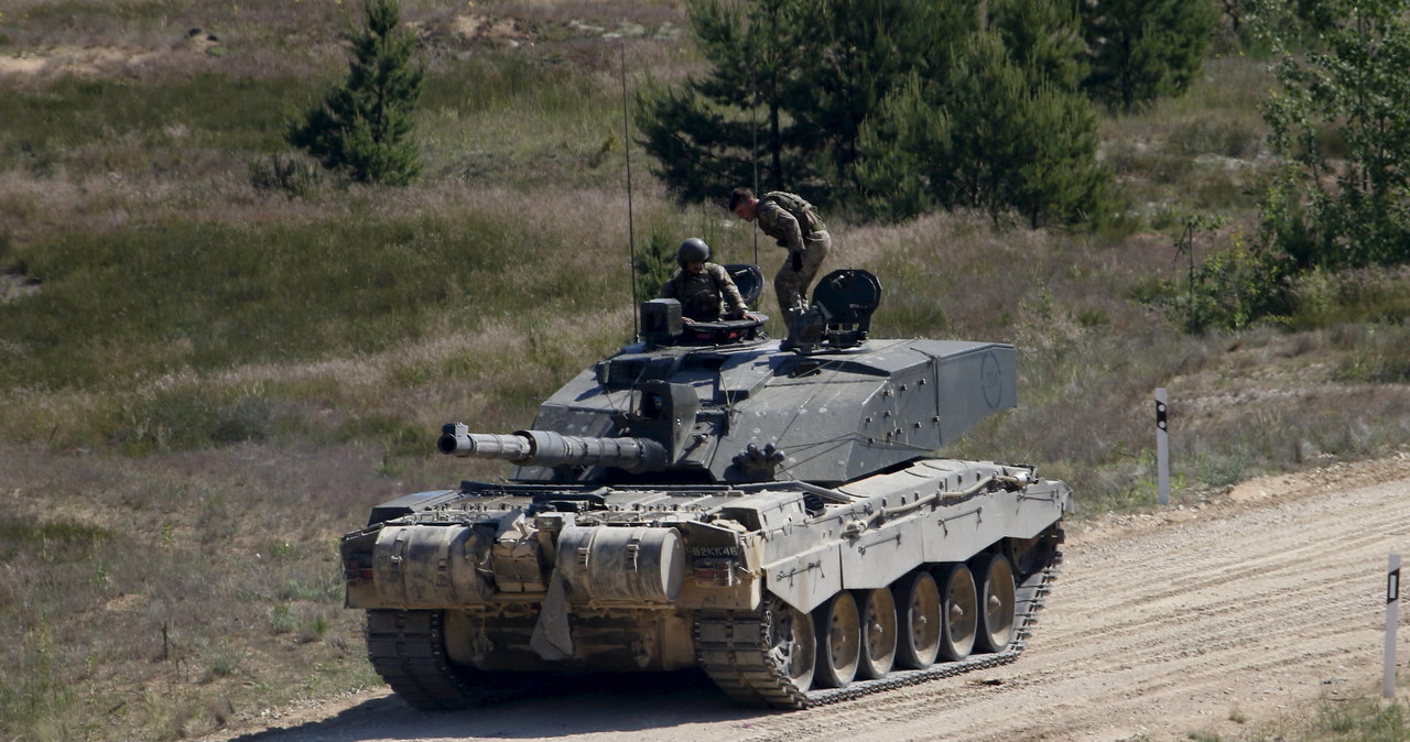 Brak wsparcia w Brytyjskich Siłach Zbrojnych. W tle Ukraina