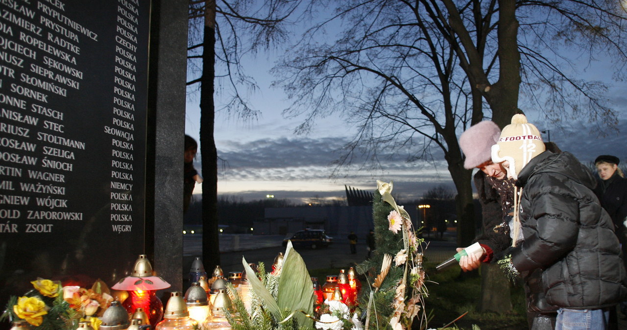 17. rocznica katastrofy hali MTK w Katowicach. Złożono kwiaty i zapalono znicze