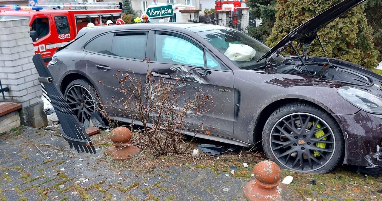 Zjechał nagle z drogi. Podróż zakończył na ogrodzeniu kościoła