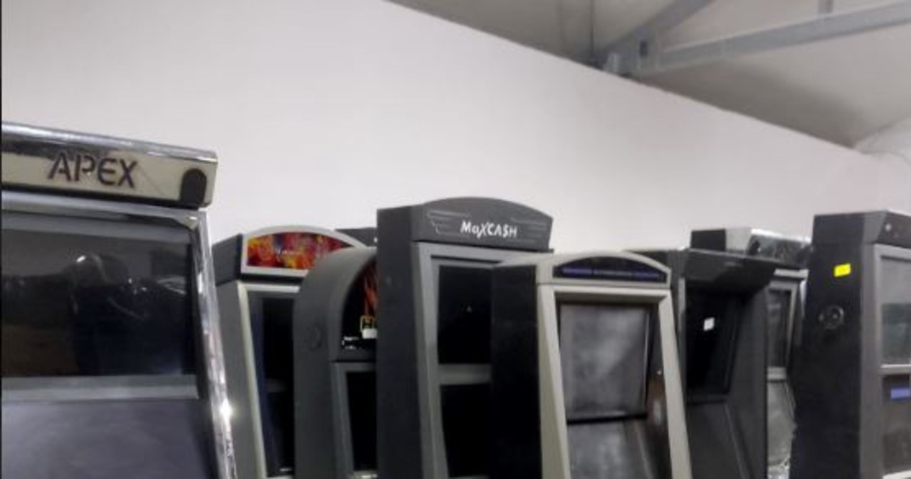 Uderzenie w nielegalny hazard. Policjanci przejęli prawie 60 automatów do gier
