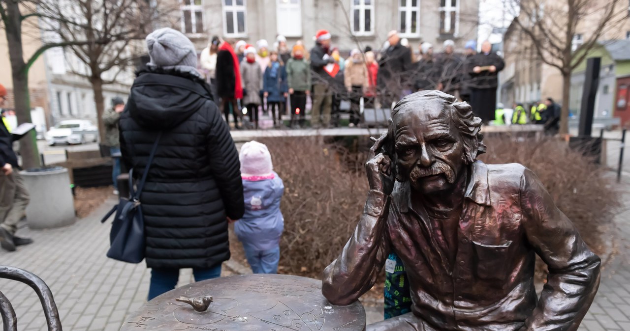 Po raz kolejny skradziono czapkę i szalik z pomnika Bohdana Smolenia