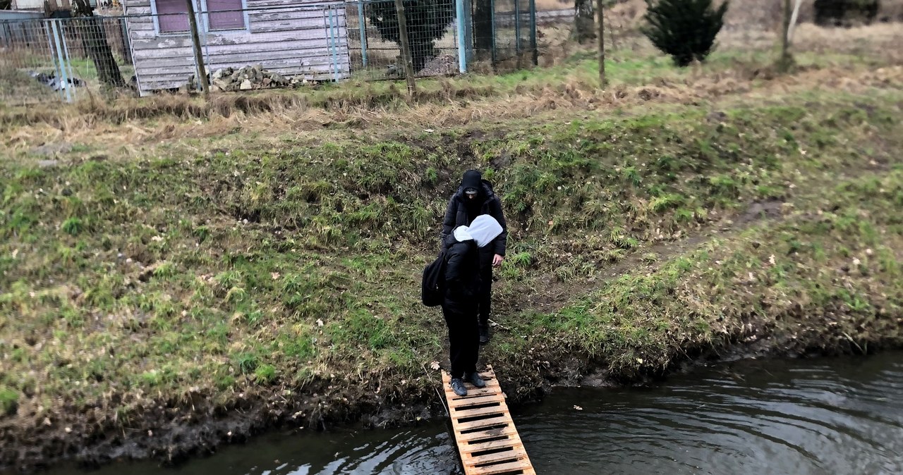 Do szkoły przez drabinę. To codzienność warszawskich uczniów z Wesołej