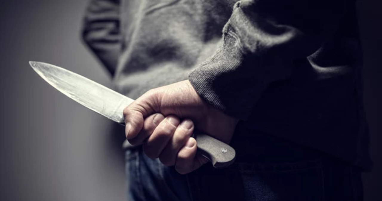 Wielokrotnie ranił policjanta nożem. Usłyszał zarzut