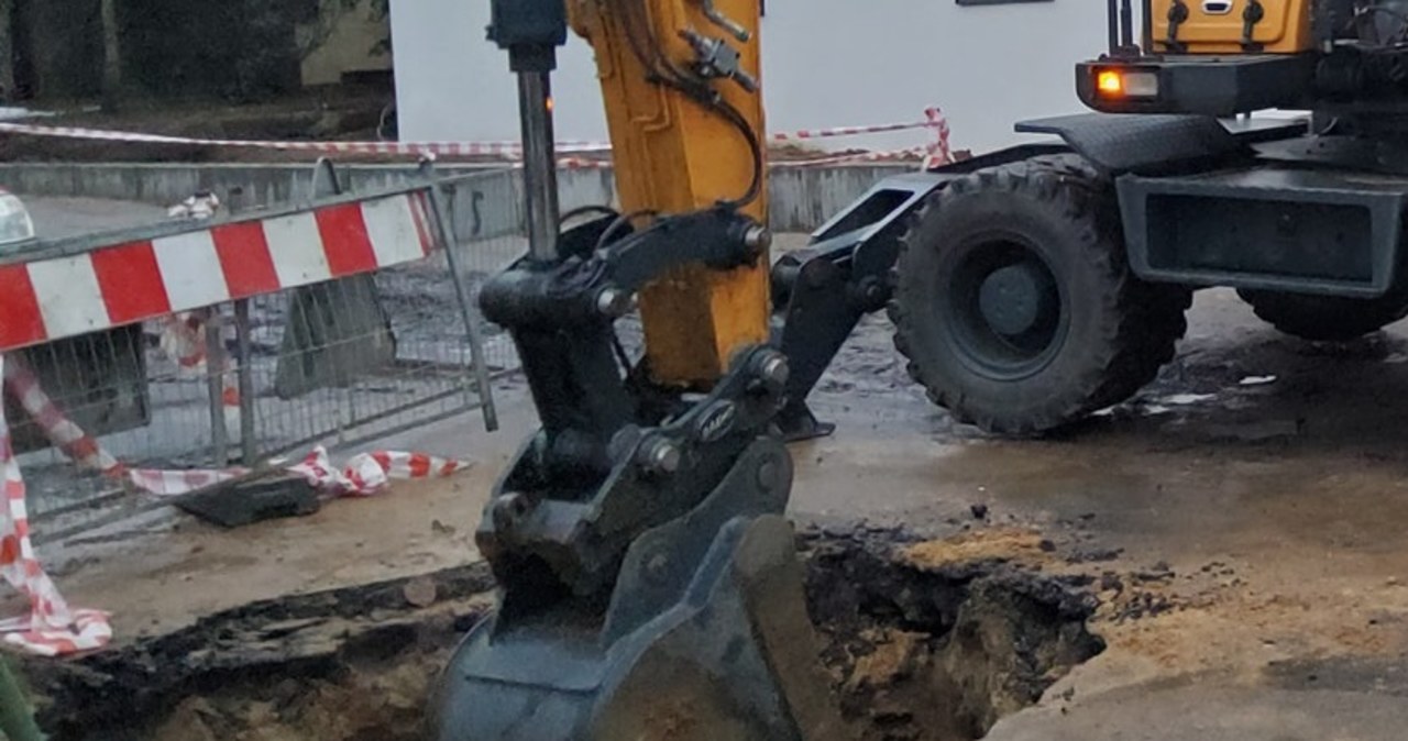 Dziura w drodze o głębokości prawie metra. Łódzkie wodociągi: Powodem awaria rury