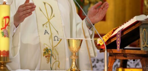 Najczęstsze błędy podczas mszy świętej. Co wierni robią źle?