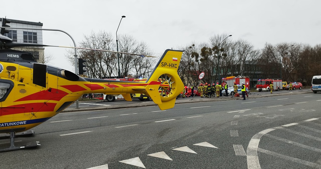 Wypadek karetki w Warszawie. Lądował śmigłowiec LPR