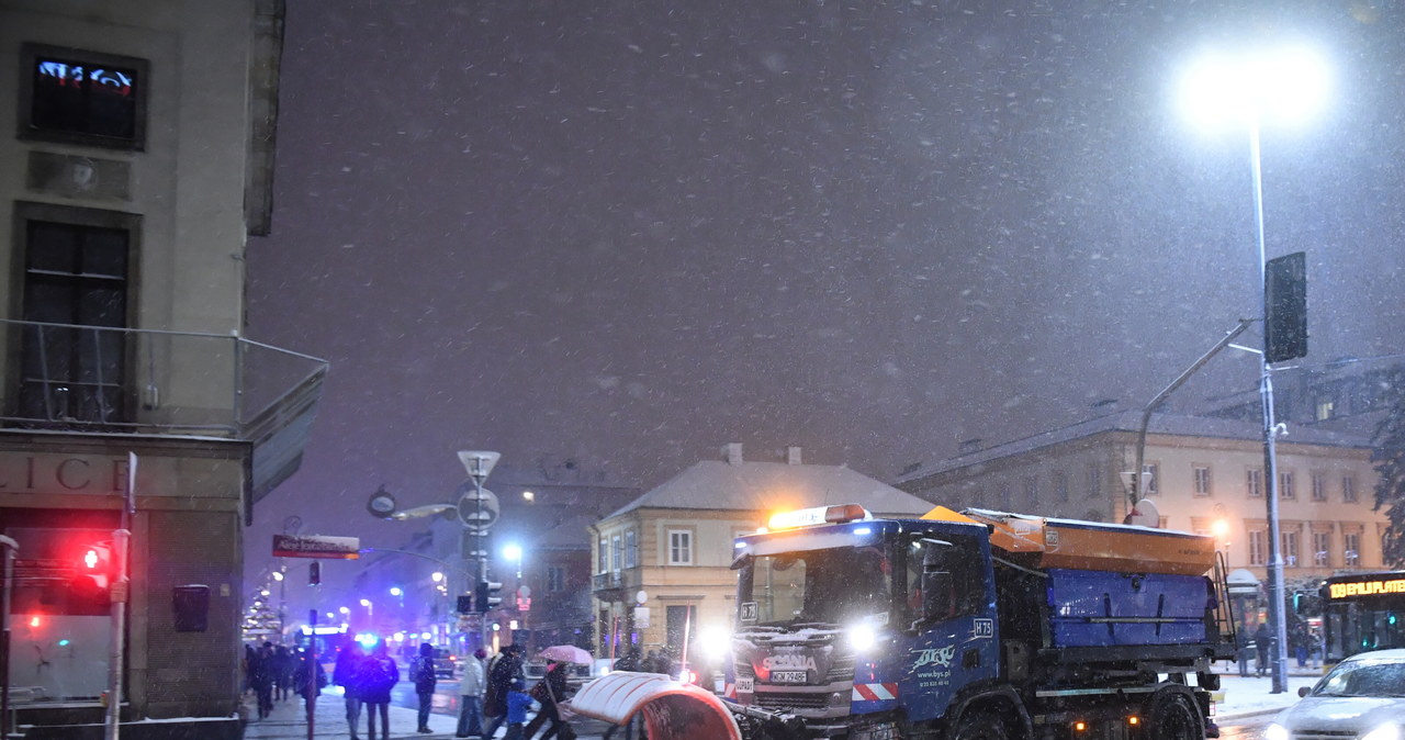 Śnieżyce nad Polską. Trudne warunki na drogach [RELACJA]