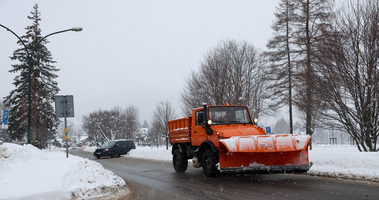Śnieg, błoto pośniegowe, lód. Trudne warunki na drogach [RELACJA]
