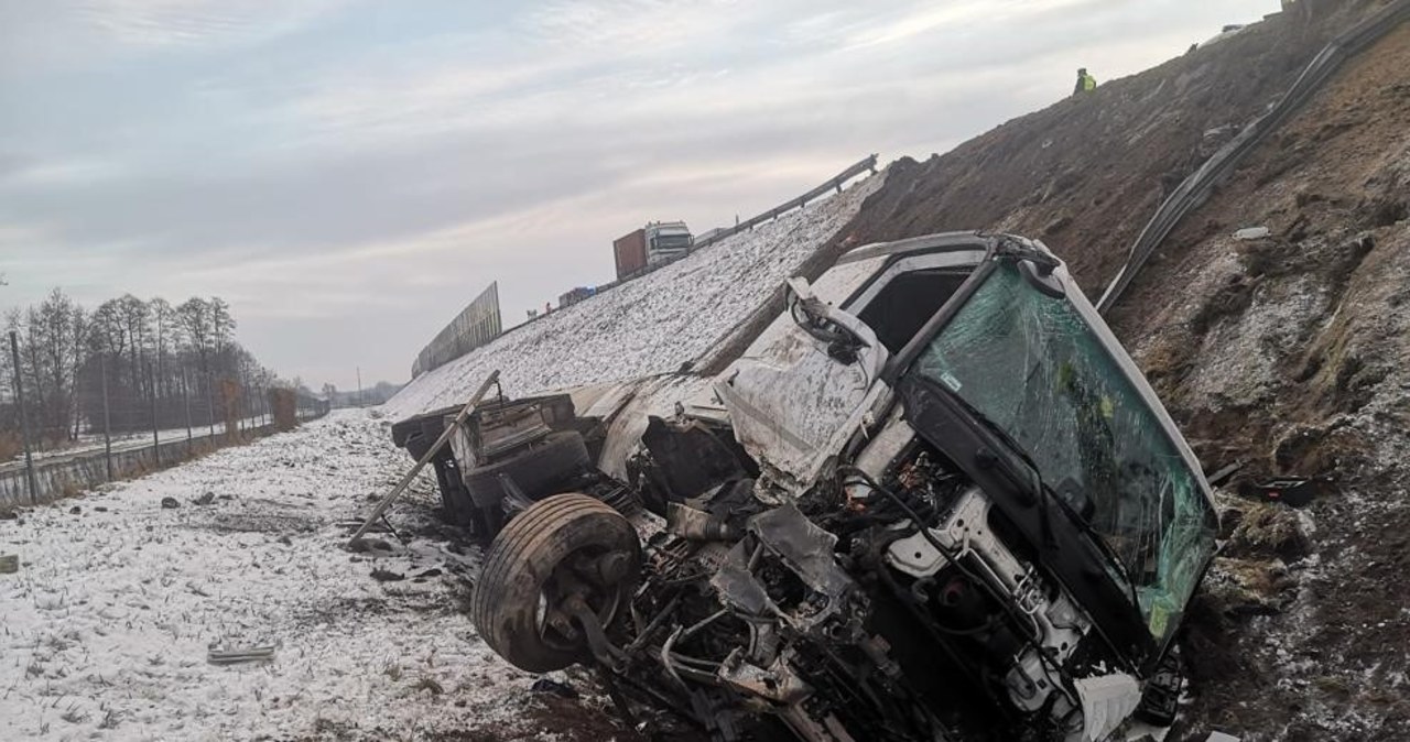 Wypadek w Łódzkiem. Cysterna z paliwem zderzyła się z ciężarówką