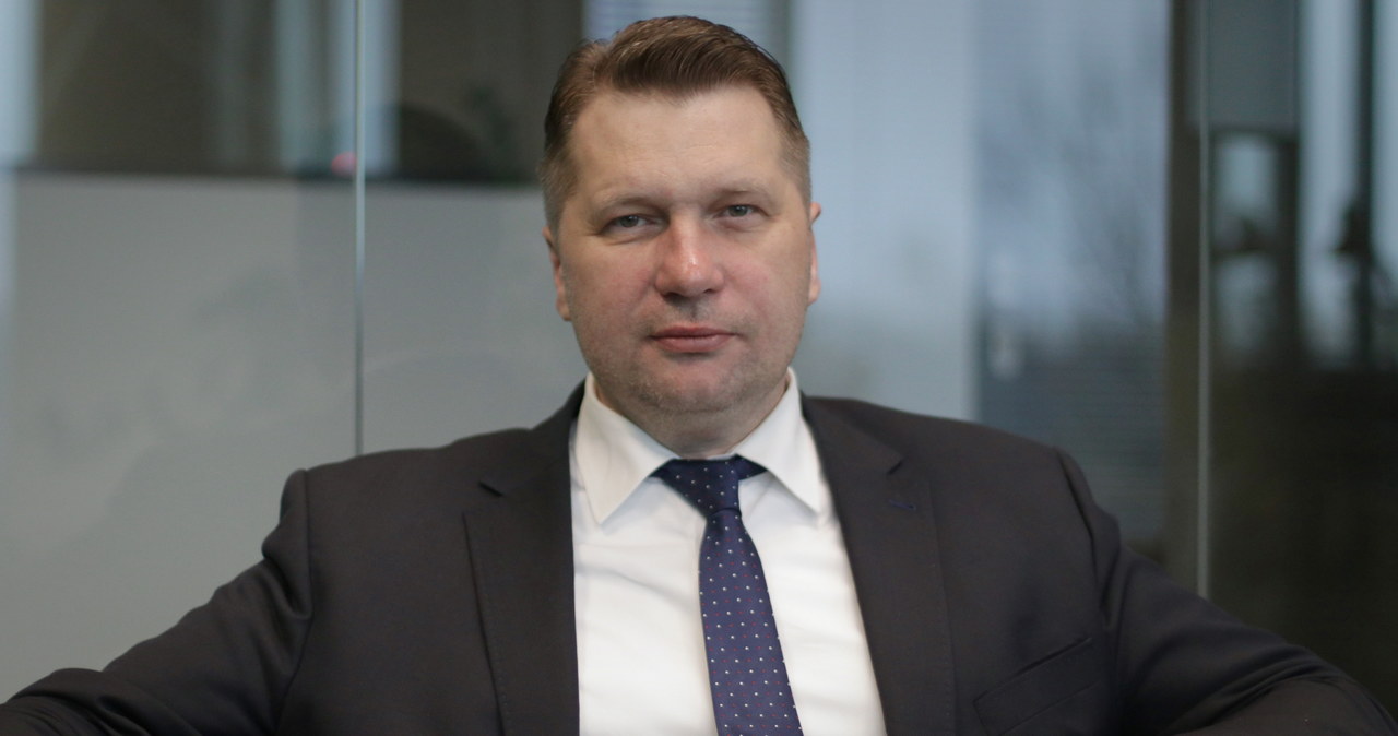 Sondaż: Jak Polacy oceniają kontrowersyjne dotacje od Czarnka?