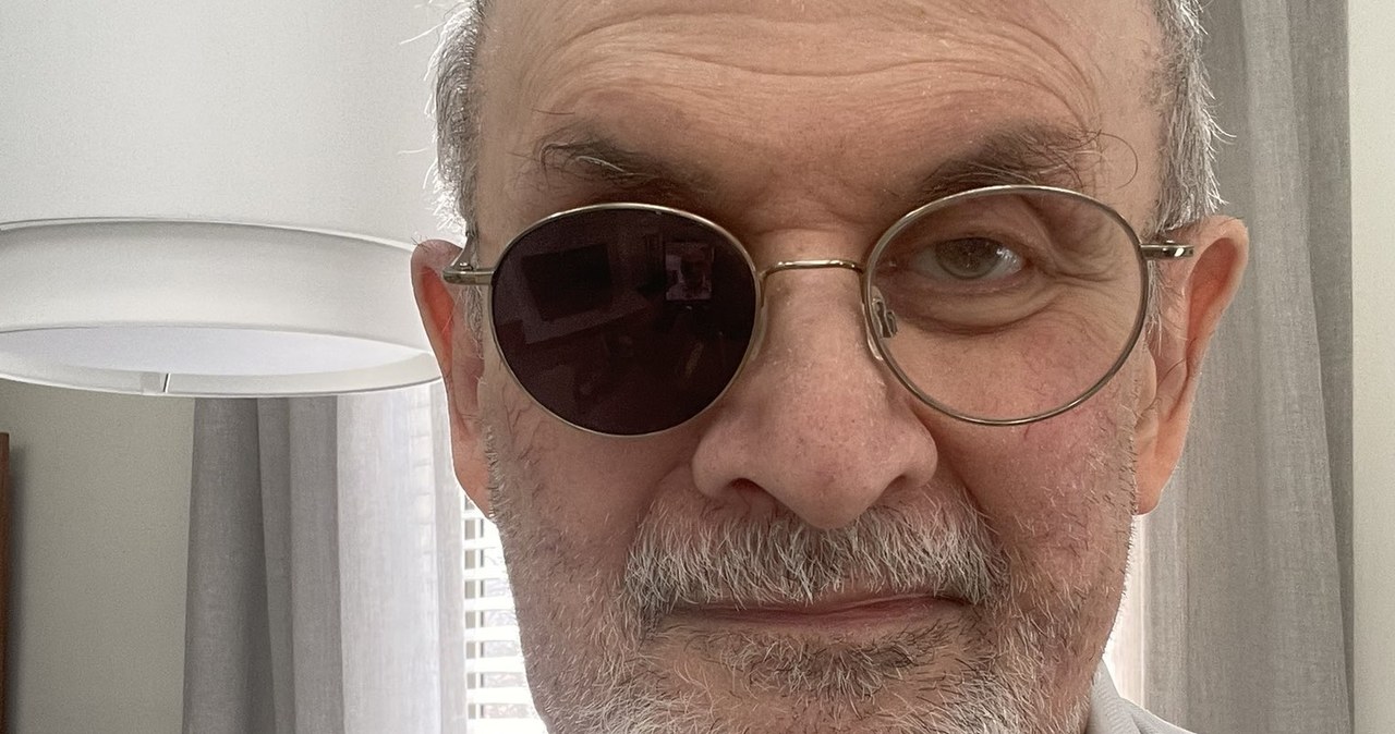 Salman Rushdie przerywa milczenie po ataku nożownika