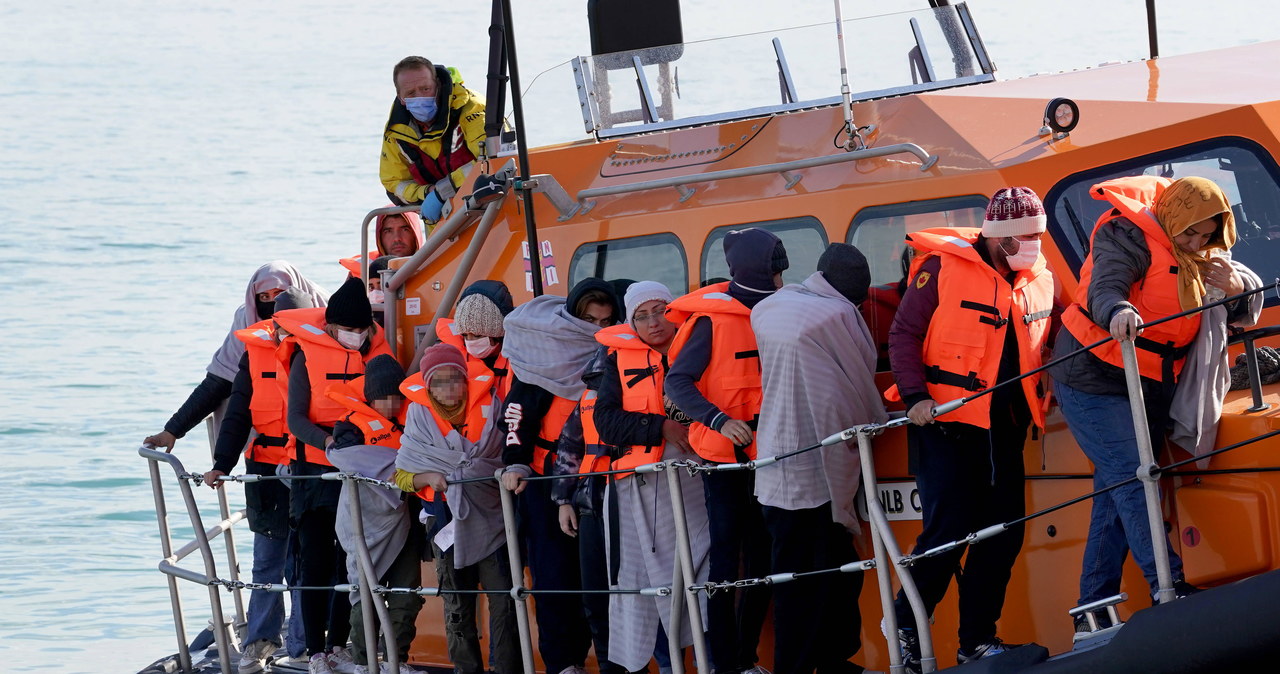 500 migrantów na dryfującym kutrze. Uratowali ich Włosi