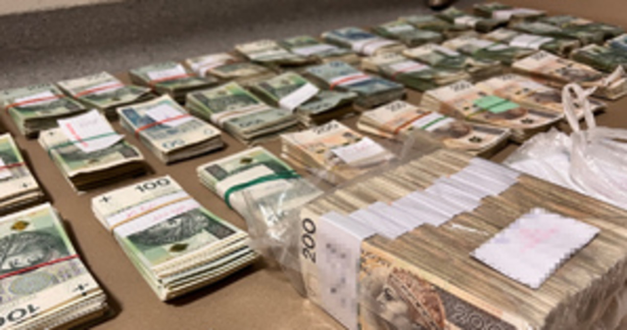 Zaufał fałszywym policjantom. 94-latek przekazał im 652 tys. zł