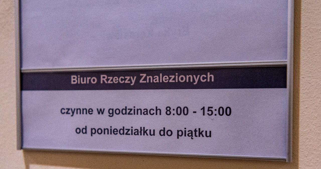 Biżuteria i niemal 1800 kartek walentynkowych na aukcjach Biura Rzeczy Znalezionych