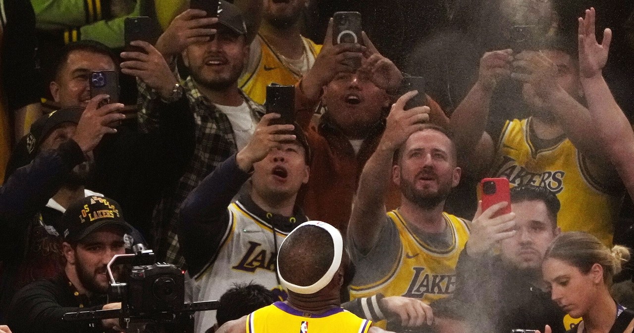 Historyczne zdjęcie rzutu LeBrona Jamesa. Znak czasów?