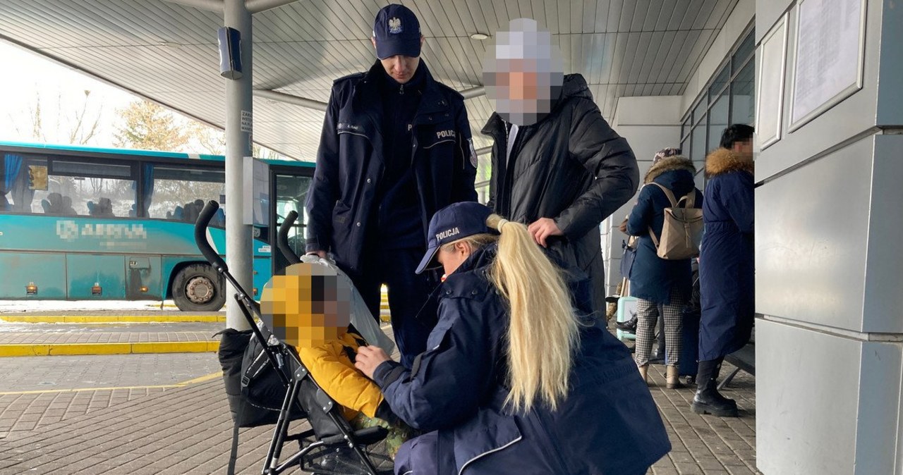 Wyszła na postoju podgrzać mleko. Autobus z dziećmi odjechał