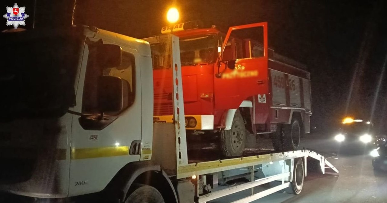 Jeździli wozem strażackim. Kierowca bez uprawnień, pasażerowie pijani