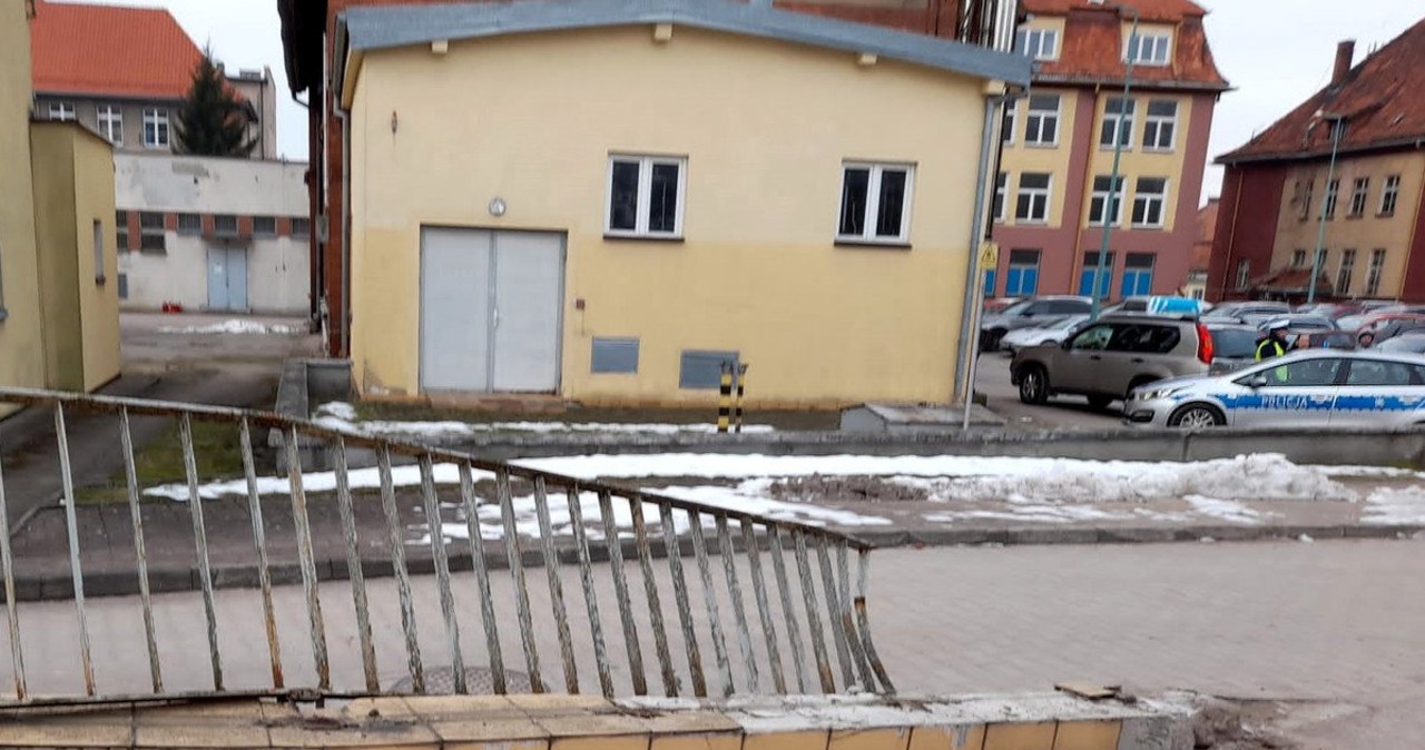 Chcieli odebrać znajomego ze szpitala. Wjechali w ogrodzenie, byli pijani