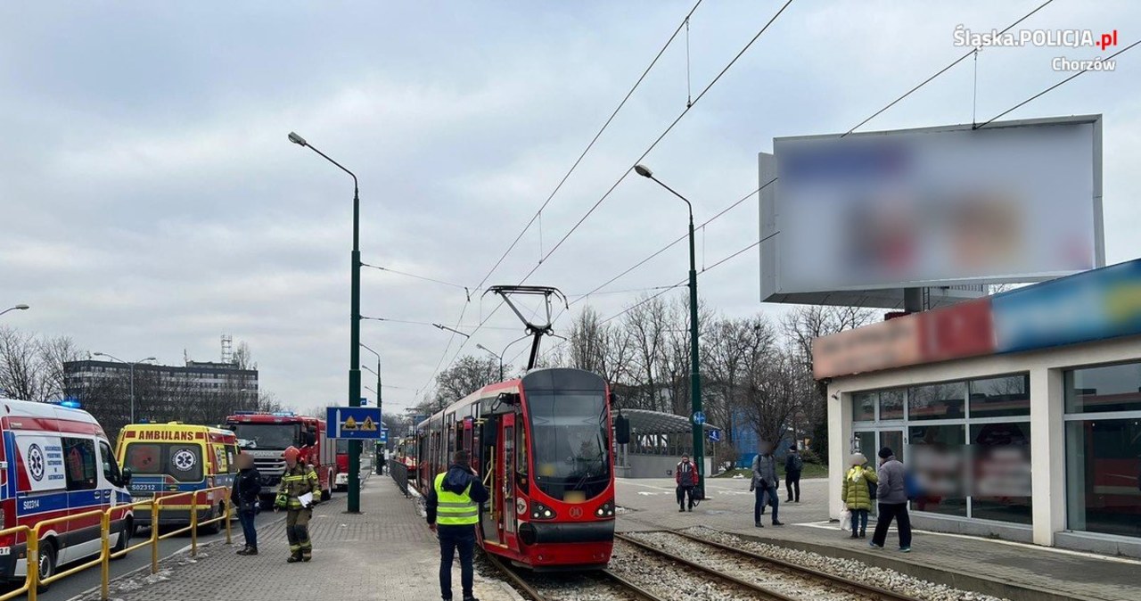 Weszła pod tramwaj z komórką, cudem uniknęła śmierci [FILM]