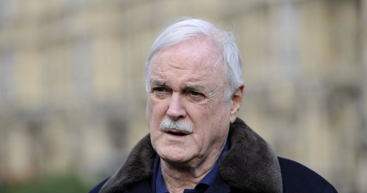 John Cleese powraca do swojej kultowej roli!