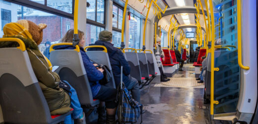„Prezent” dla polskich emerytów. Kto może liczyć na darmową komunikację miejską?