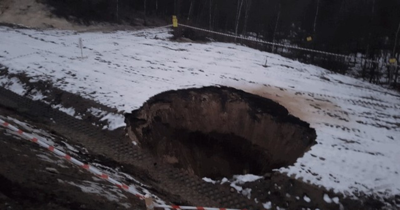 Zapadlisko przy obwodnicy Bolesławia. Droga została zamknięta