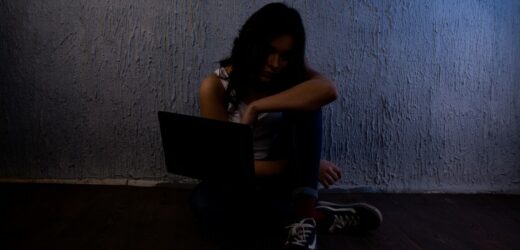 Miała 11 lat, gdy platforma internetowa połączyła ją z pedofilem. Dziś pozywa twórców strony