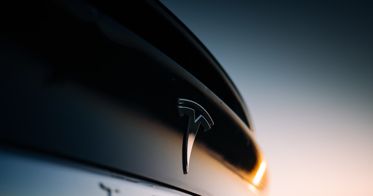Autopilot Tesli z poważnymi wadami. Firma wycofa tysiące aut