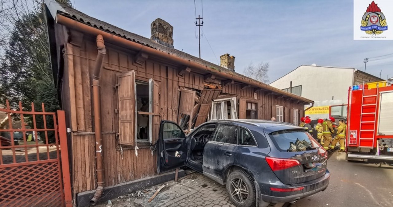 Wjechał w dom. 87-letni kierowca trafił do szpitala